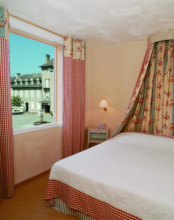 Hotel Le Viscos Saint-Savin  部屋 写真